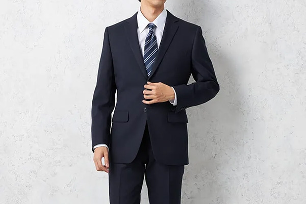 ネイビースーツを使った入社式コーデ